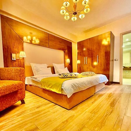 Royal Studio Apartment With A Perfect View - Yamaluxe Бухарест Екстер'єр фото